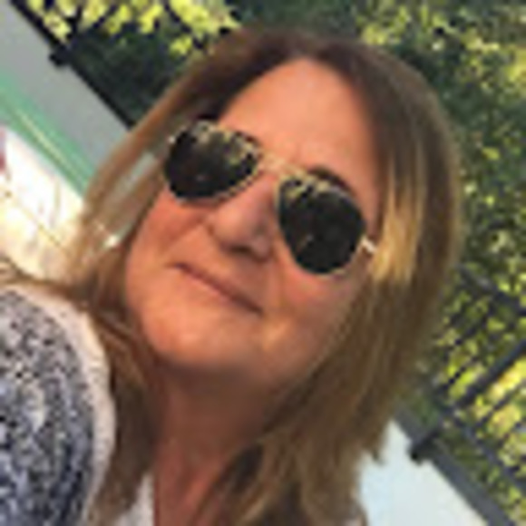 Meet your Posher, Stephanie - Picture 1 of 1